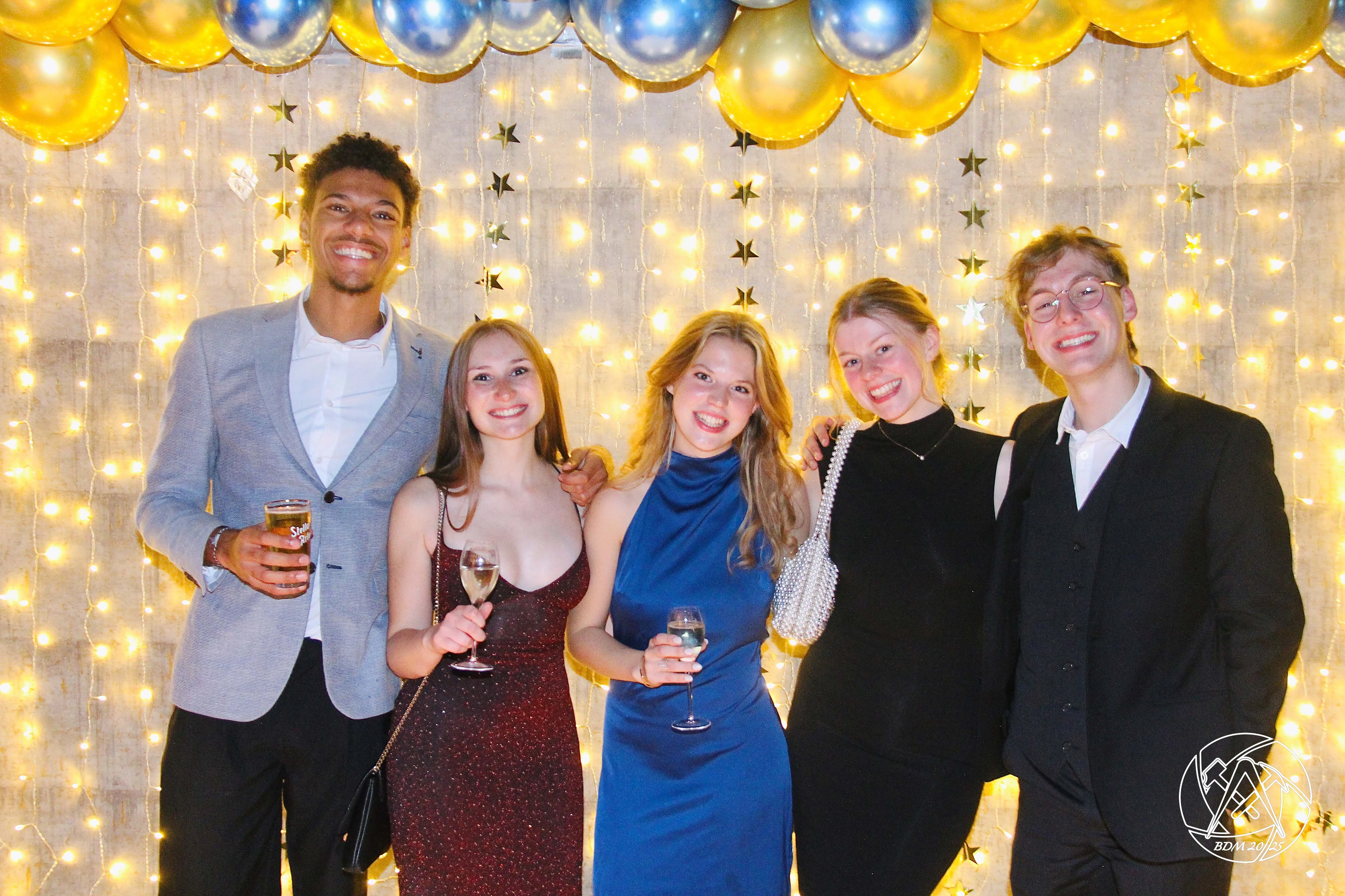Étudiants réunis au Bal des Mines